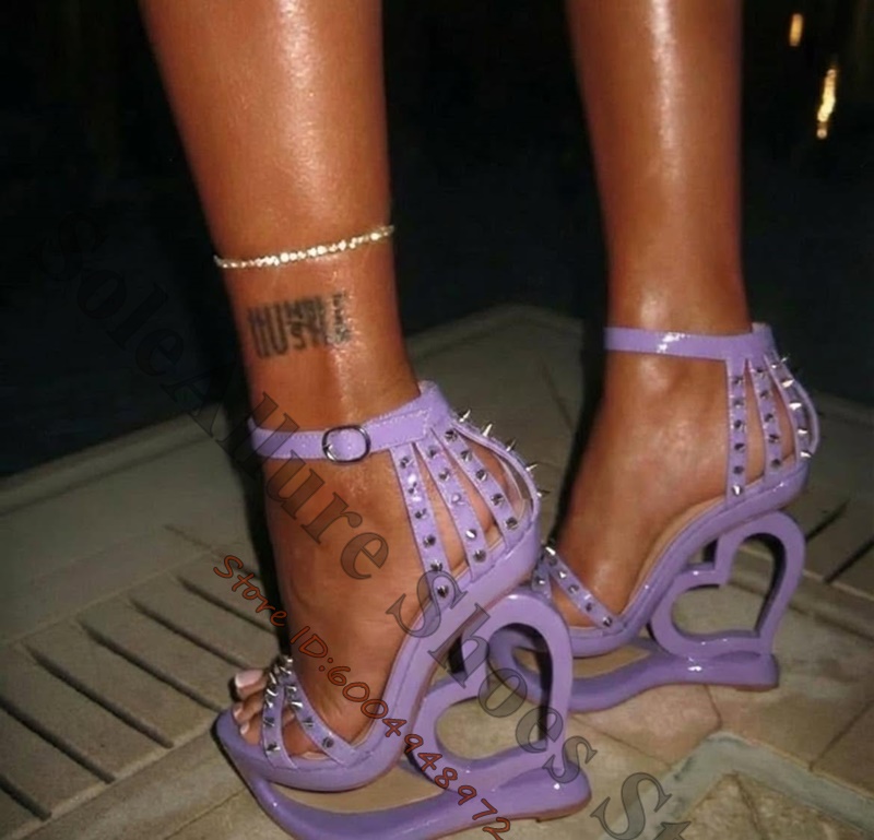 ホットピンク スパイクスタッズ ケージ型ハートカットアウト  - Peep Toe Heels のレビューと価格
