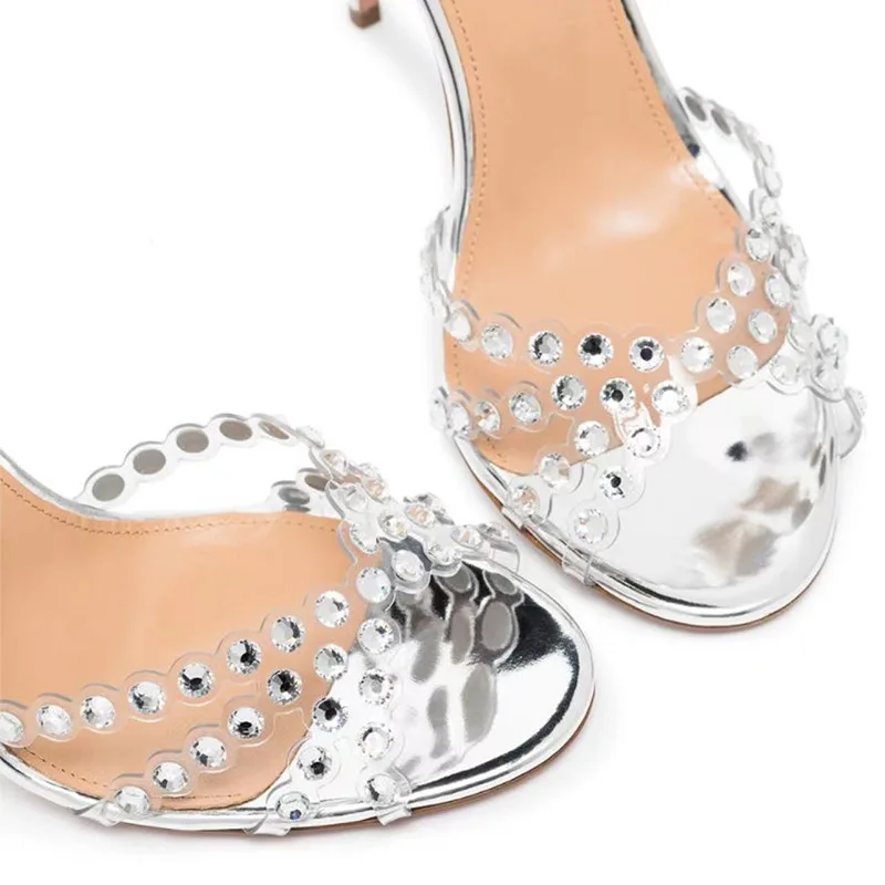 社交界の名士向けプラスサイズシルバーヒールジェリーダイヤモン - Peep Toe Heels のレビューと価格