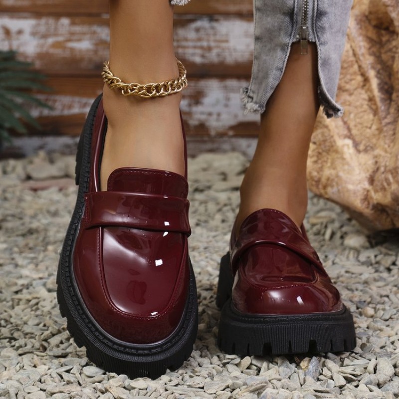 パテントレザーメッドヒールローファーシューズ女性ソリッドカラ - Patent Leather Pump のレビューと価格