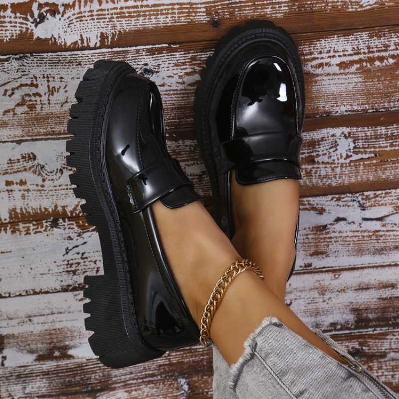 パテントレザーメッドヒールローファーシューズ女性ソリッドカラ - Patent Leather Pump のレビューと価格
